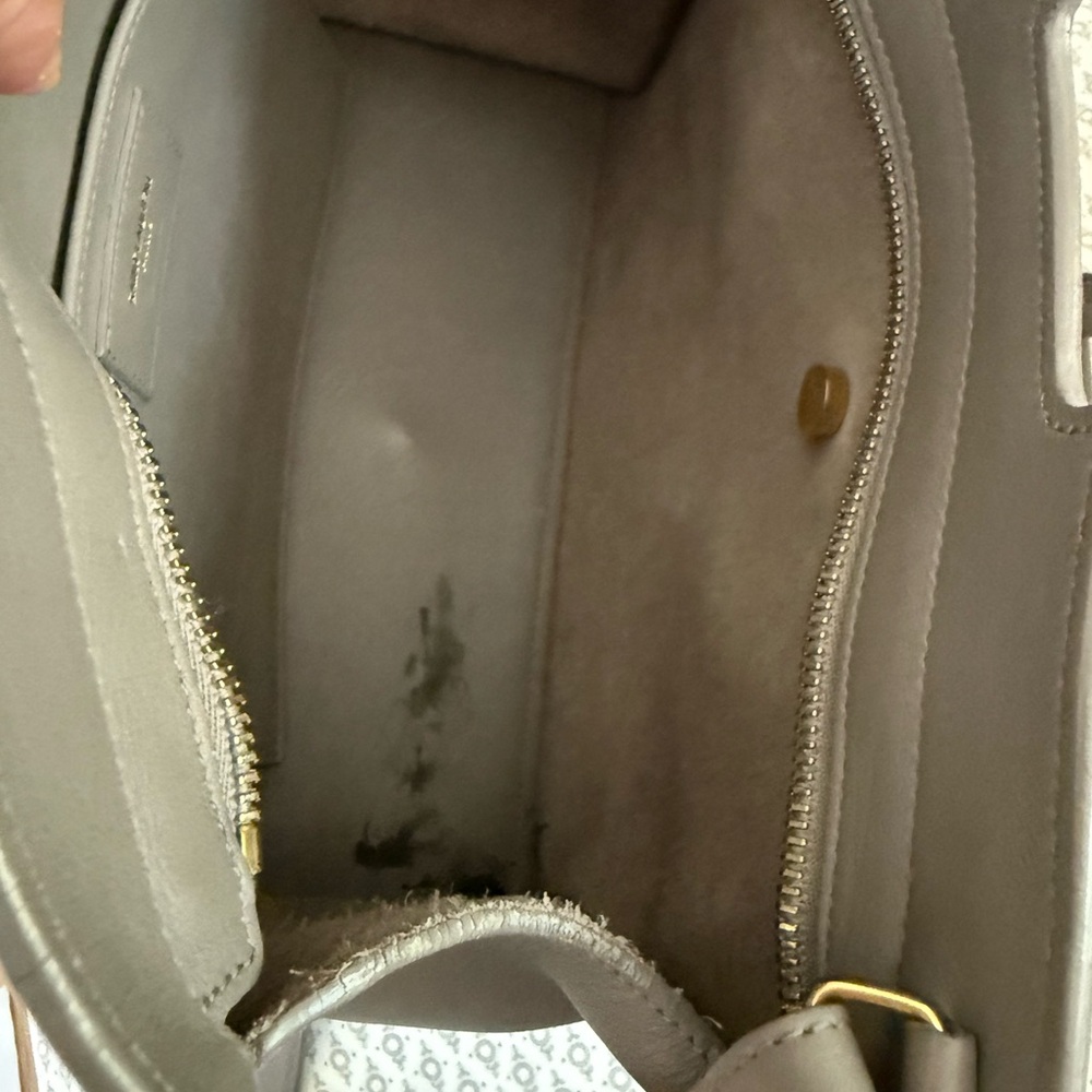 Saint Laurent baby cabas, in gray with gold hardware. - Picture 8 of 11